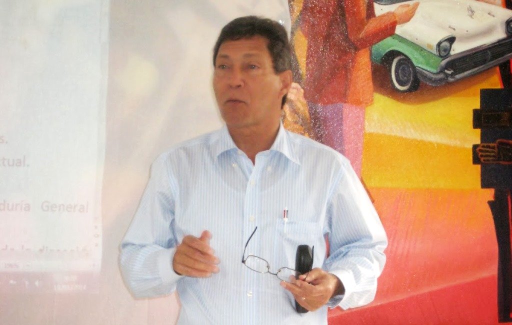 Antonio Utate ofrece charla sobre como acceder a los fondos concursables del Ministerio de Educación